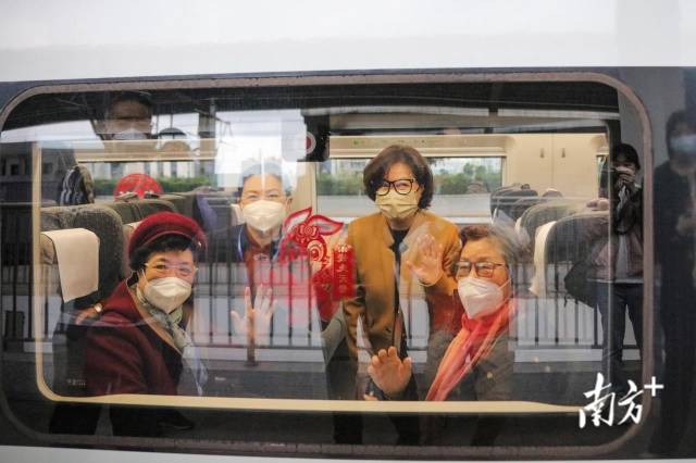 多图带你体验石龙首趟直达香港高铁全过程(图2) 石龙火车站到东莞站_广深港高铁恢复运作_东莞火车站首趟直达香港高铁