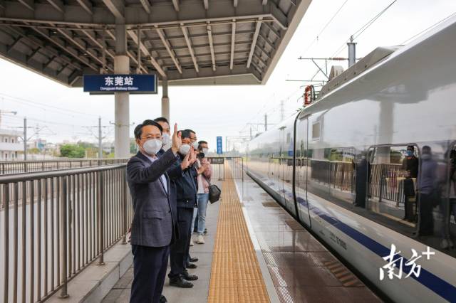 多图带你体验石龙首趟直达香港高铁全过程(图6) 石龙火车站到东莞站_东莞火车站首趟直达香港高铁_广深港高铁恢复运作