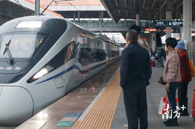 多图带你体验石龙首趟直达香港高铁全过程(图8) 东莞火车站首趟直达香港高铁_广深港高铁恢复运作_石龙火车站到东莞站