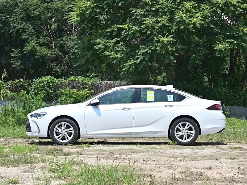 重庆地区君威特价出售!最高优惠4.5万,数量有限(图2) 重庆地区君威特价出售!最高优惠4.5万,数量有限