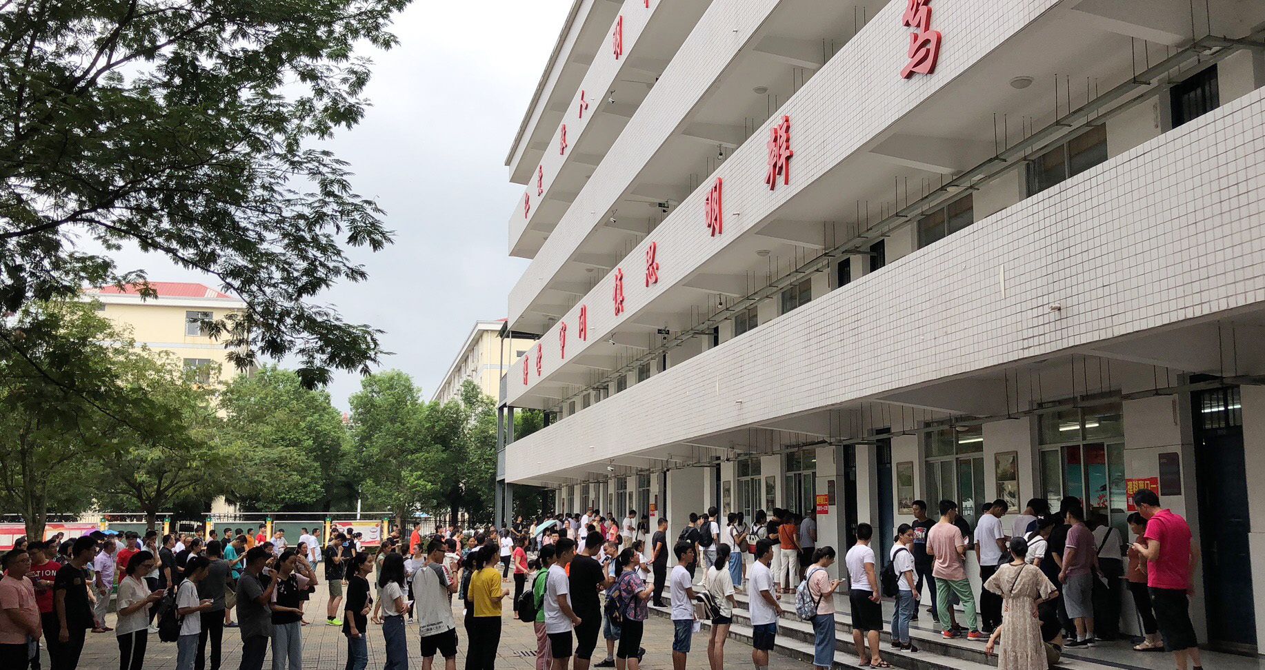 安徽六安毛坦厂中学复读班开学，最高学费3万8，校内停满私家车