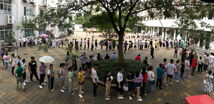 安徽六安毛坦厂中学复读班开学,最高学费3万8,校内停满私家车(图14) 2025六安毛坦厂中学学费_毛坦厂中学复读生招生简章_毛坦厂中学高考工厂特色