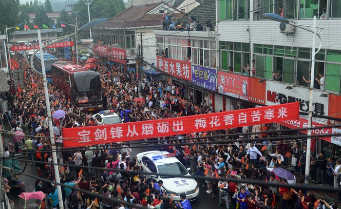 安徽六安毛坦厂中学复读班开学,最高学费3万8,校内停满私家车(图15) 毛坦厂中学高考工厂特色_2025六安毛坦厂中学学费_毛坦厂中学复读生招生简章