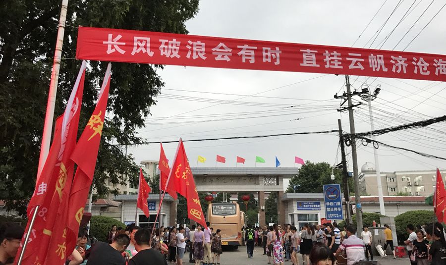 安徽六安毛坦厂中学复读班开学,最高学费3万8,校内停满私家车(图8) 毛坦厂中学高考工厂特色_2025六安毛坦厂中学学费_毛坦厂中学复读生招生简章