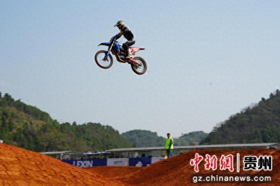 国内外摩托骑手齐聚贵州凯里  原生态美景中享骑行快乐