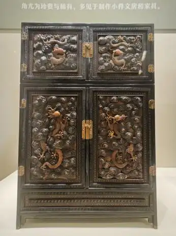 木器风华:一展了解中国传统家具|观展(图14) 中国古典家具木料色泽刀工漆艺装饰纹样_中国传统家具工艺_紫檀木花梨木酸枝木楠木鸡翅木瘿木铁梨木材质特点