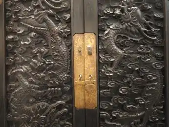 木器风华:一展了解中国传统家具|观展(图15) 紫檀木花梨木酸枝木楠木鸡翅木瘿木铁梨木材质特点_中国古典家具木料色泽刀工漆艺装饰纹样_中国传统家具工艺