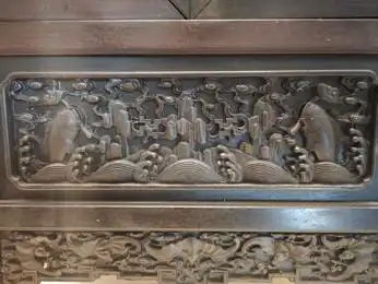 木器风华:一展了解中国传统家具|观展(图16) 中国古典家具木料色泽刀工漆艺装饰纹样_紫檀木花梨木酸枝木楠木鸡翅木瘿木铁梨木材质特点_中国传统家具工艺