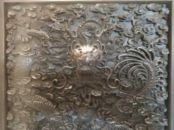 木器风华:一展了解中国传统家具|观展(图17) 紫檀木花梨木酸枝木楠木鸡翅木瘿木铁梨木材质特点_中国古典家具木料色泽刀工漆艺装饰纹样_中国传统家具工艺