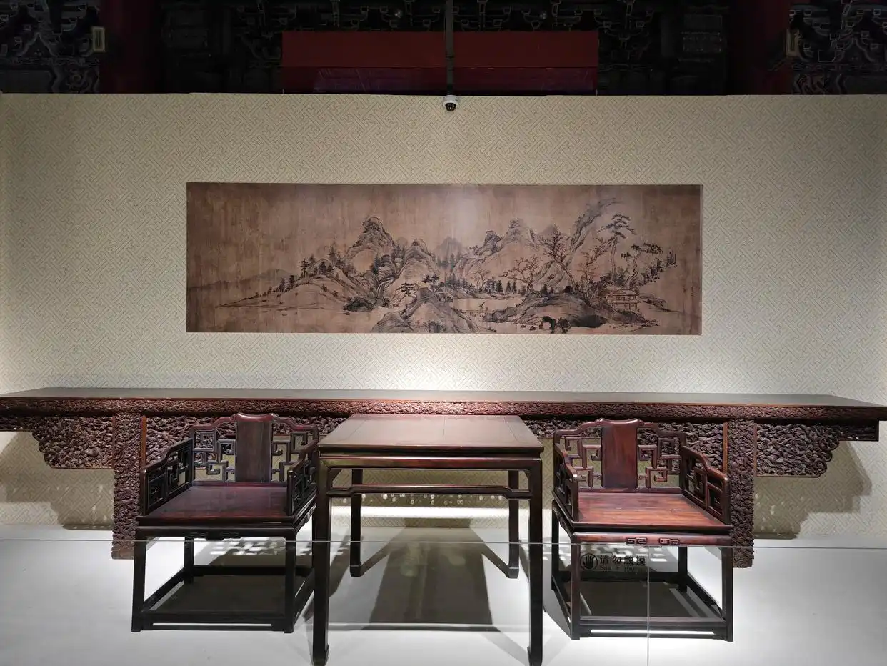 木器风华:一展了解中国传统家具|观展(图18) 紫檀木花梨木酸枝木楠木鸡翅木瘿木铁梨木材质特点_中国古典家具木料色泽刀工漆艺装饰纹样_中国传统家具工艺