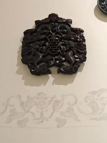 木器风华:一展了解中国传统家具|观展(图21) 紫檀木花梨木酸枝木楠木鸡翅木瘿木铁梨木材质特点_中国古典家具木料色泽刀工漆艺装饰纹样_中国传统家具工艺