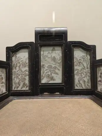 木器风华:一展了解中国传统家具|观展(图29) 中国古典家具木料色泽刀工漆艺装饰纹样_中国传统家具工艺_紫檀木花梨木酸枝木楠木鸡翅木瘿木铁梨木材质特点