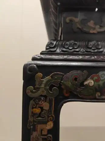 木器风华:一展了解中国传统家具|观展(图31) 紫檀木花梨木酸枝木楠木鸡翅木瘿木铁梨木材质特点_中国古典家具木料色泽刀工漆艺装饰纹样_中国传统家具工艺