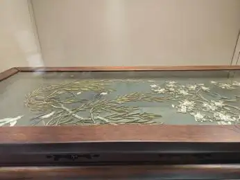 木器风华:一展了解中国传统家具|观展(图33) 紫檀木花梨木酸枝木楠木鸡翅木瘿木铁梨木材质特点_中国传统家具工艺_中国古典家具木料色泽刀工漆艺装饰纹样
