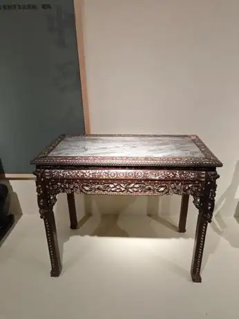 木器风华:一展了解中国传统家具|观展(图36) 紫檀木花梨木酸枝木楠木鸡翅木瘿木铁梨木材质特点_中国古典家具木料色泽刀工漆艺装饰纹样_中国传统家具工艺