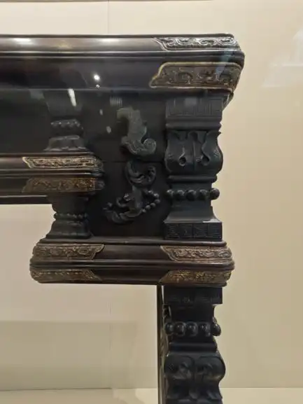 木器风华:一展了解中国传统家具|观展(图46) 中国古典家具木料色泽刀工漆艺装饰纹样_中国传统家具工艺_紫檀木花梨木酸枝木楠木鸡翅木瘿木铁梨木材质特点
