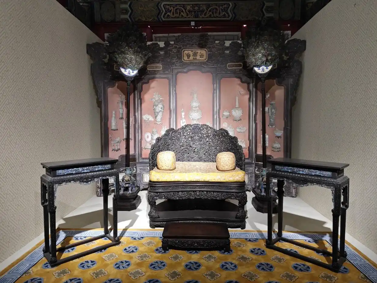 木器风华:一展了解中国传统家具|观展(图48) 中国古典家具木料色泽刀工漆艺装饰纹样_中国传统家具工艺_紫檀木花梨木酸枝木楠木鸡翅木瘿木铁梨木材质特点