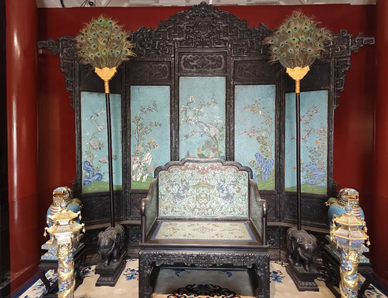 木器风华:一展了解中国传统家具|观展(图50) 紫檀木花梨木酸枝木楠木鸡翅木瘿木铁梨木材质特点_中国古典家具木料色泽刀工漆艺装饰纹样_中国传统家具工艺