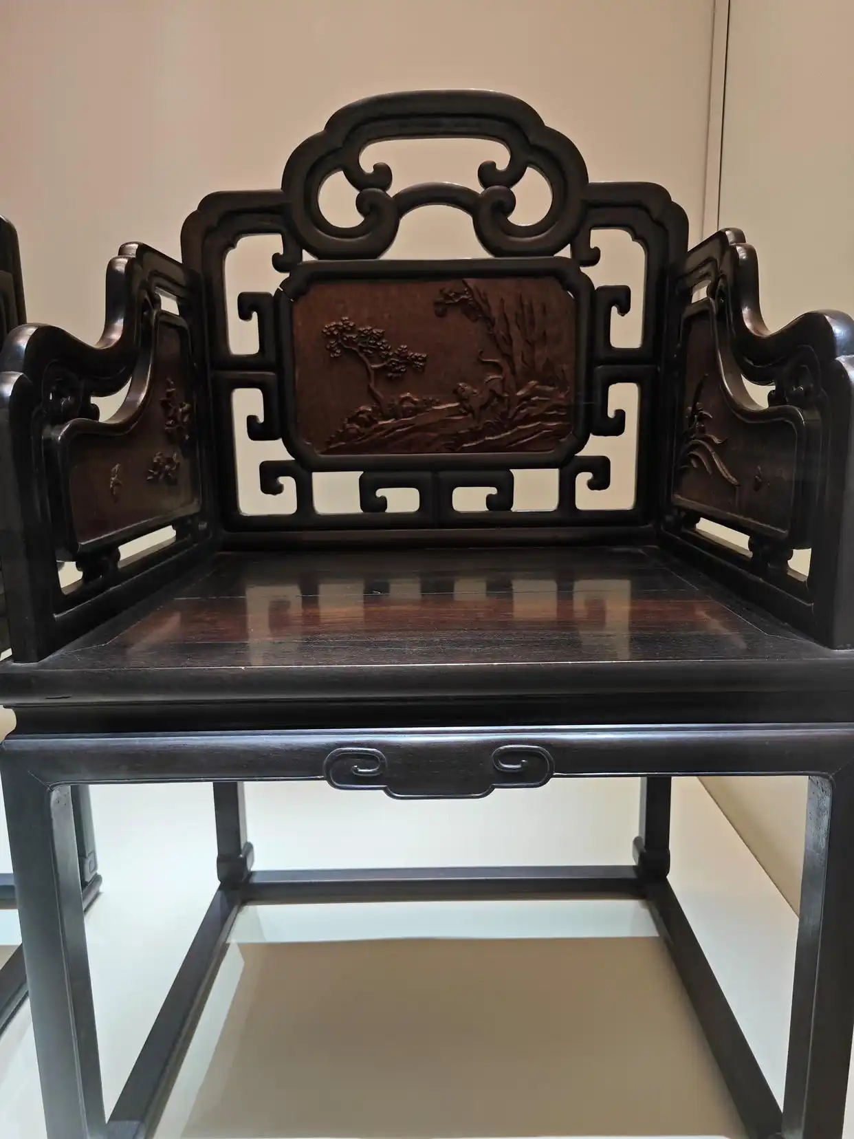 木器风华:一展了解中国传统家具|观展(图8) 中国传统家具工艺_紫檀木花梨木酸枝木楠木鸡翅木瘿木铁梨木材质特点_中国古典家具木料色泽刀工漆艺装饰纹样