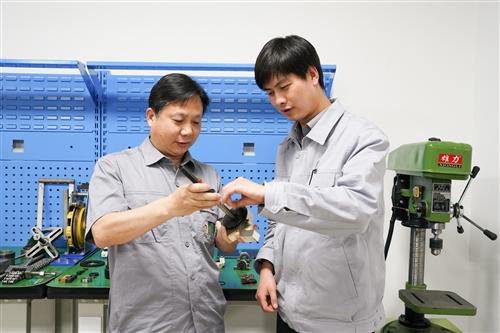 卷烟厂制丝车间设备全员维修管理的_济南卷烟厂尉泽民维修团队_山东中烟卷烟厂技术能手