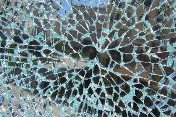 警告!除了钢化玻璃,这些行为也可能引起爆炸(图4) 锂电池防爆技术_钢化玻璃自爆原因及预防措施_锂离子电池自燃起火原因及防护方法