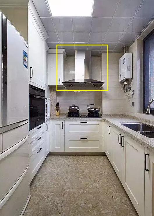 25年装修经验老师傅:将灶台区吊柜上移15公分,收纳空间翻2倍(图2) 侧吸油烟机橱柜_厨房吊柜包油烟机设计_吊柜高度调整优化厨房空间