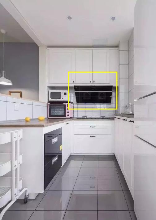 25年装修经验老师傅:将灶台区吊柜上移15公分,收纳空间翻2倍(图3) 厨房吊柜包油烟机设计_吊柜高度调整优化厨房空间_侧吸油烟机橱柜