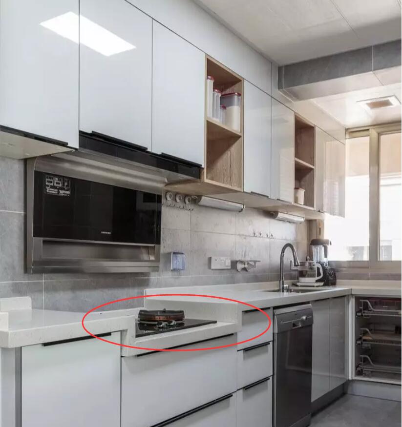 25年装修经验老师傅:将灶台区吊柜上移15公分,收纳空间翻2倍(图4) 侧吸油烟机橱柜_厨房吊柜包油烟机设计_吊柜高度调整优化厨房空间