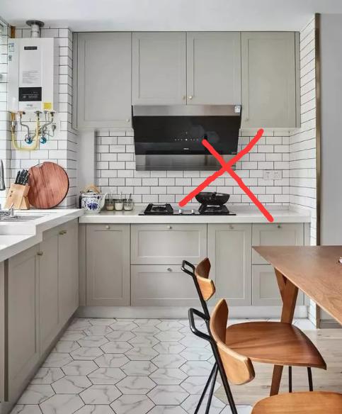 25年装修经验老师傅:将灶台区吊柜上移15公分,收纳空间翻2倍(图9) 侧吸油烟机橱柜_吊柜高度调整优化厨房空间_厨房吊柜包油烟机设计