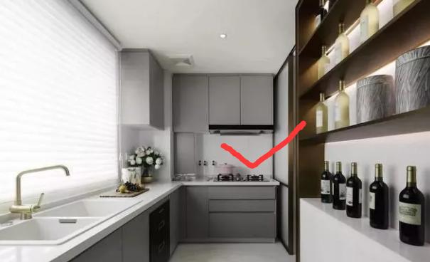 25年装修经验老师傅:将灶台区吊柜上移15公分,收纳空间翻2倍(图10) 侧吸油烟机橱柜_厨房吊柜包油烟机设计_吊柜高度调整优化厨房空间