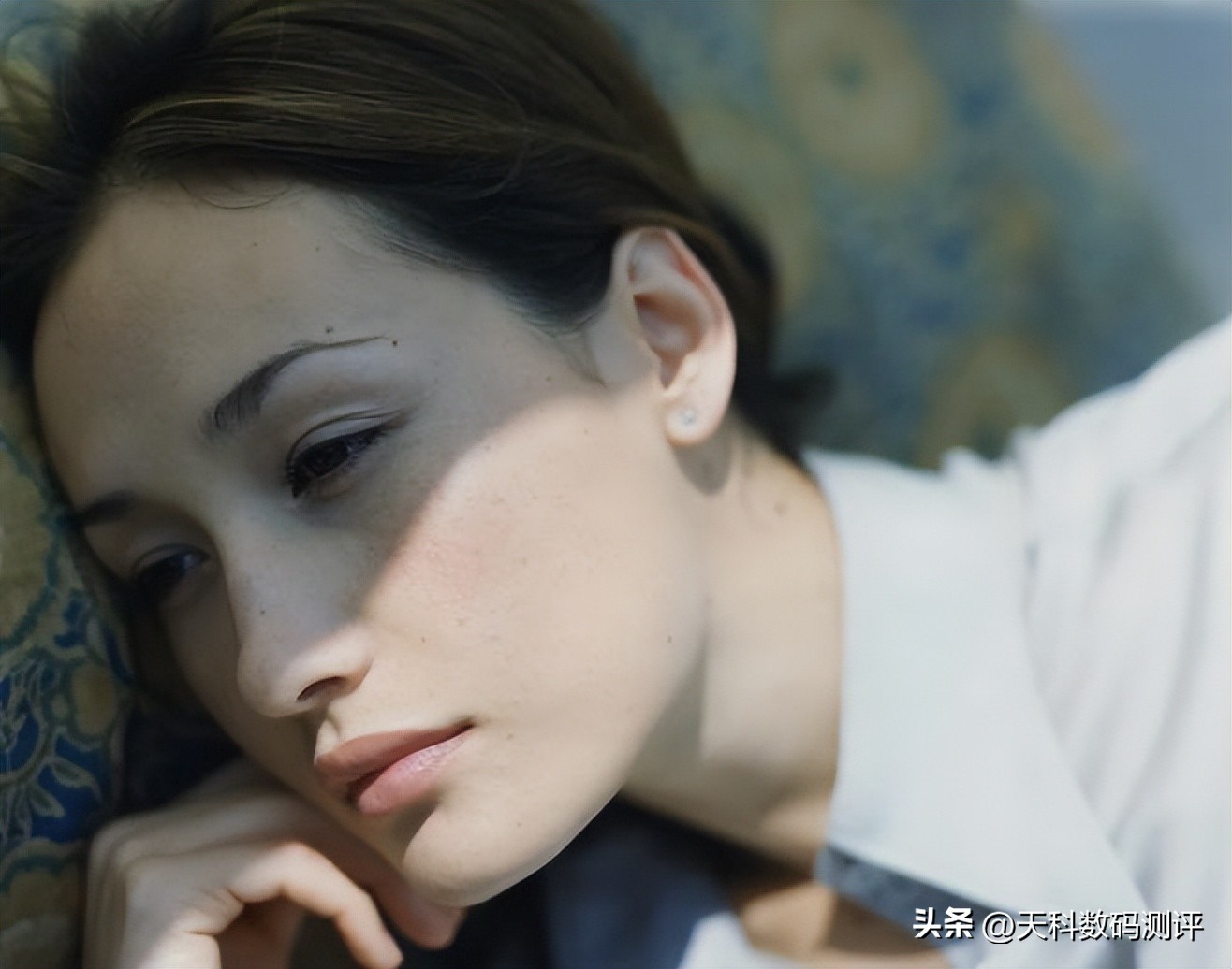 2025人像摄影技巧:AI时代下的拍摄与修图全指南(图4) 手机人像拍摄技巧_2025年人像摄影趋势_photoshop数码摄影人像照片精修