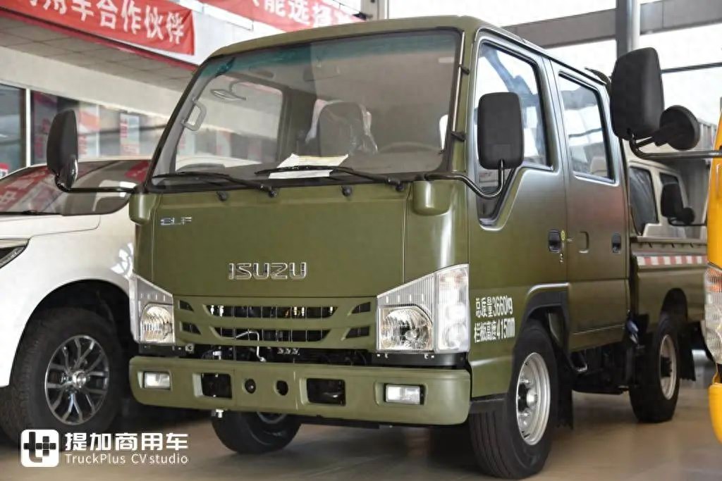 墨绿色的磨砂漆面，全新内饰，庆铃五十铃100P双排单轮轻卡实拍