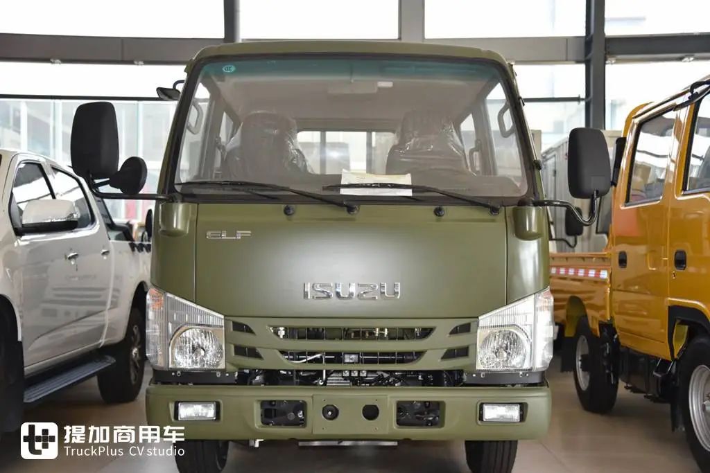 墨绿色的磨砂漆面,全新内饰,庆铃五十铃100P双排单轮轻卡实拍(图2) 二手庆铃双排座货车_庆铃五十铃100P外观设计_庆铃新100P内饰升级