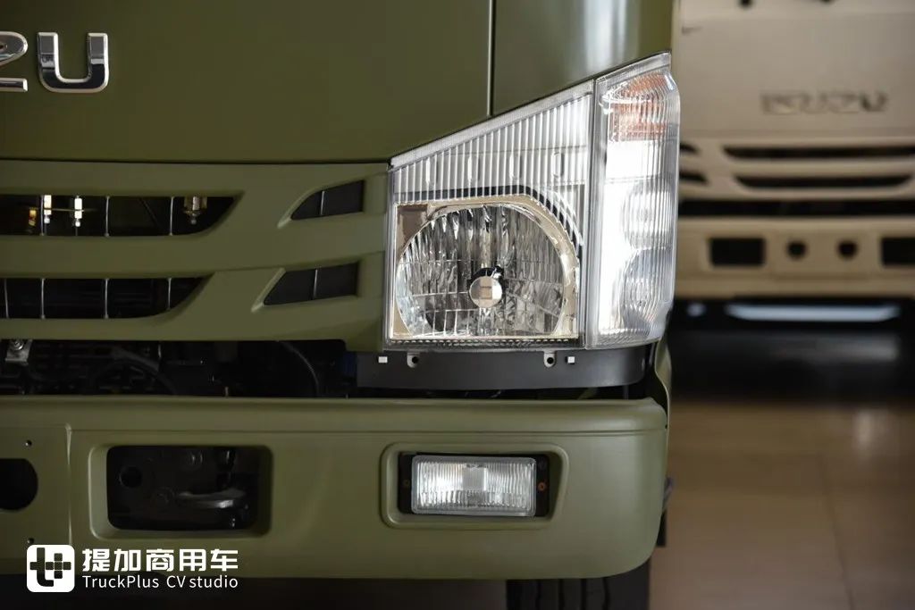 墨绿色的磨砂漆面,全新内饰,庆铃五十铃100P双排单轮轻卡实拍(图3) 庆铃新100P内饰升级_二手庆铃双排座货车_庆铃五十铃100P外观设计