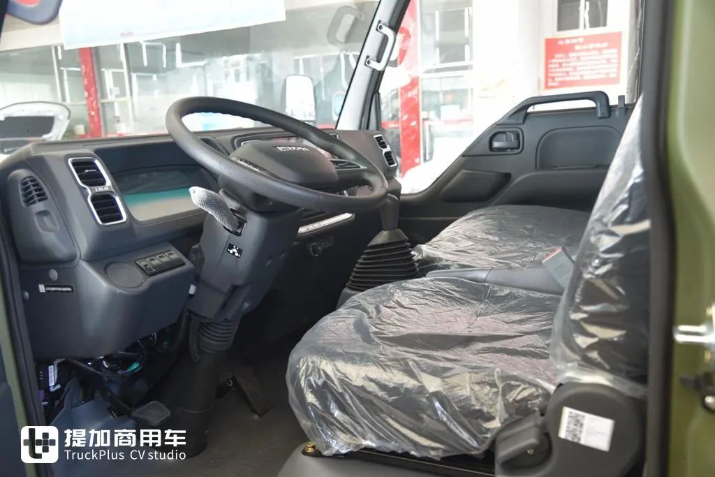 墨绿色的磨砂漆面,全新内饰,庆铃五十铃100P双排单轮轻卡实拍(图4) 庆铃五十铃100P外观设计_二手庆铃双排座货车_庆铃新100P内饰升级