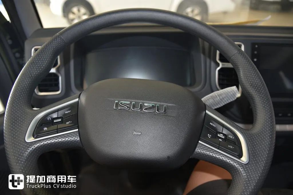 墨绿色的磨砂漆面,全新内饰,庆铃五十铃100P双排单轮轻卡实拍(图5) 庆铃五十铃100P外观设计_庆铃新100P内饰升级_二手庆铃双排座货车