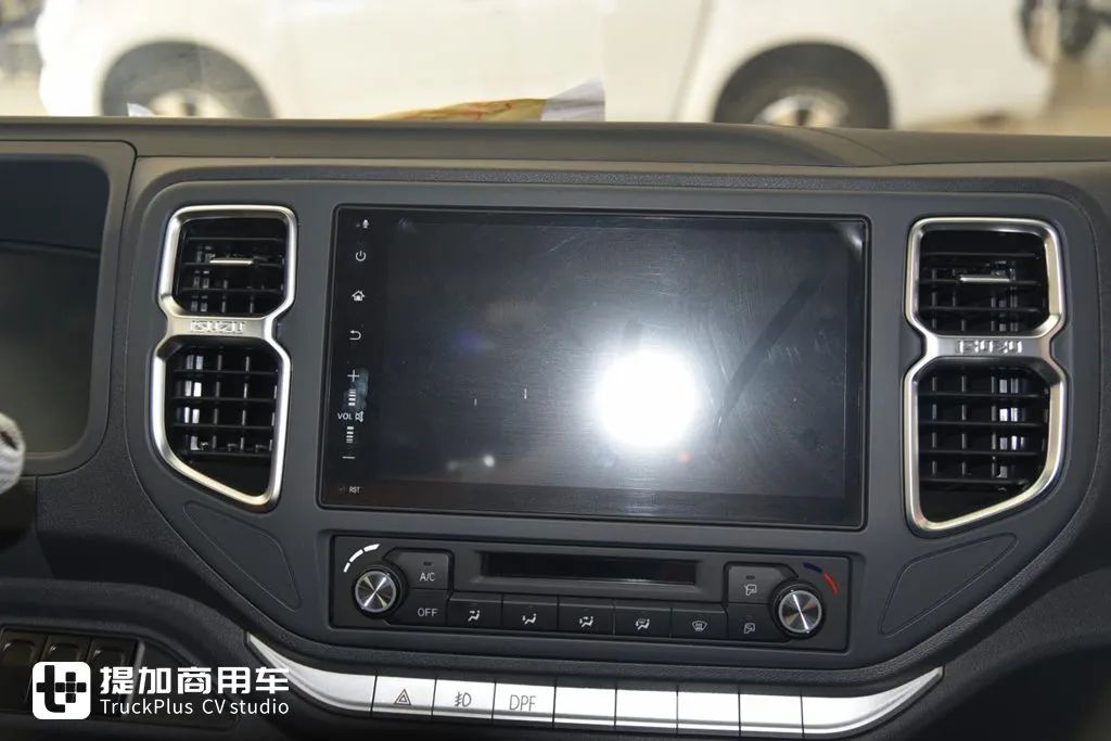 墨绿色的磨砂漆面,全新内饰,庆铃五十铃100P双排单轮轻卡实拍(图6) 庆铃五十铃100P外观设计_庆铃新100P内饰升级_二手庆铃双排座货车