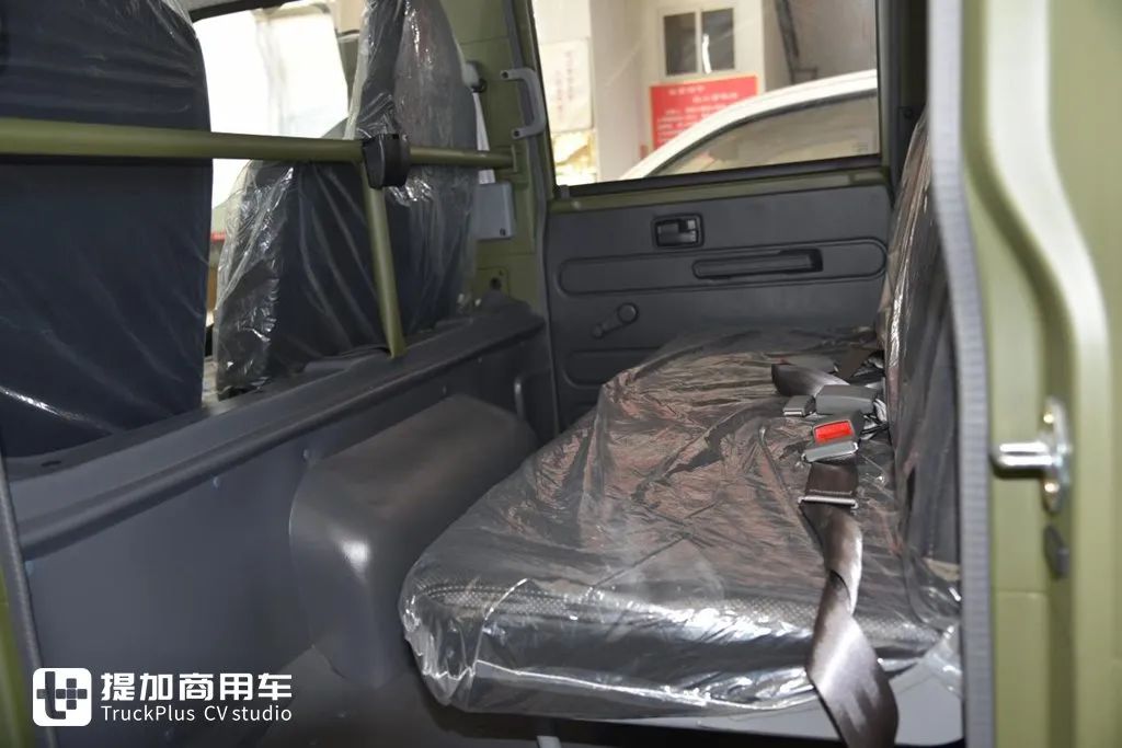 墨绿色的磨砂漆面,全新内饰,庆铃五十铃100P双排单轮轻卡实拍(图7) 庆铃新100P内饰升级_二手庆铃双排座货车_庆铃五十铃100P外观设计