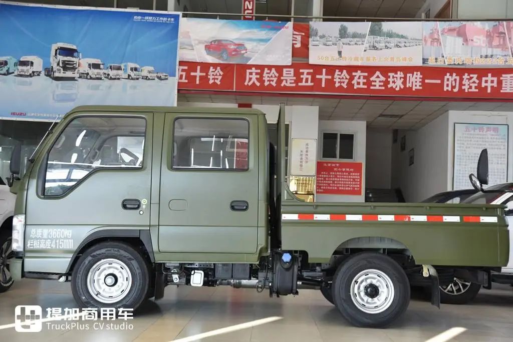 墨绿色的磨砂漆面,全新内饰,庆铃五十铃100P双排单轮轻卡实拍(图8) 庆铃新100P内饰升级_庆铃五十铃100P外观设计_二手庆铃双排座货车