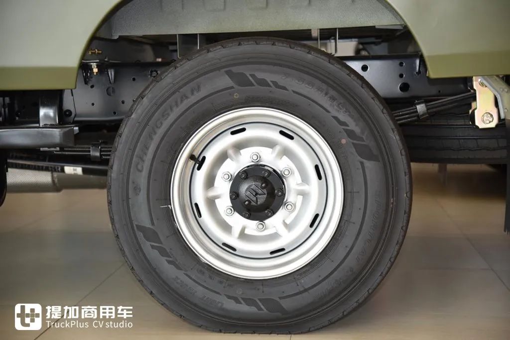 墨绿色的磨砂漆面,全新内饰,庆铃五十铃100P双排单轮轻卡实拍(图9) 庆铃新100P内饰升级_庆铃五十铃100P外观设计_二手庆铃双排座货车