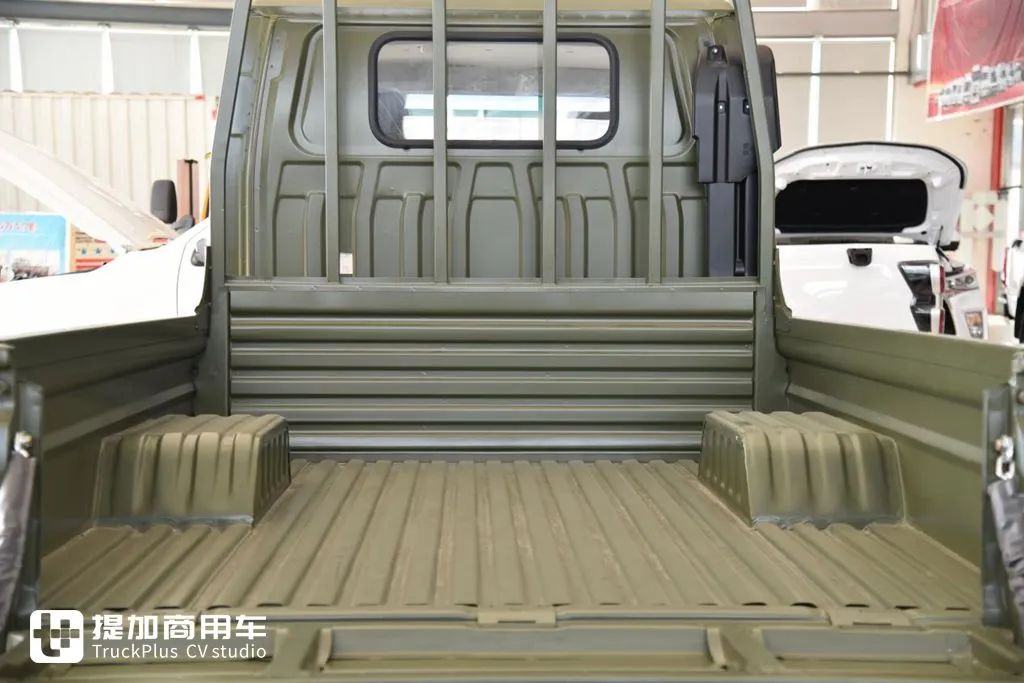 墨绿色的磨砂漆面,全新内饰,庆铃五十铃100P双排单轮轻卡实拍(图10) 庆铃新100P内饰升级_庆铃五十铃100P外观设计_二手庆铃双排座货车
