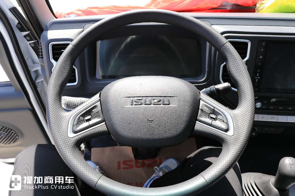 全新庆铃五十铃100P来袭,实拍双排座车型,带你看它有何升级改进(图8) 庆铃五十铃100P新车型_二手庆铃双排座货车_庆铃五十铃100P经典外观内饰升级