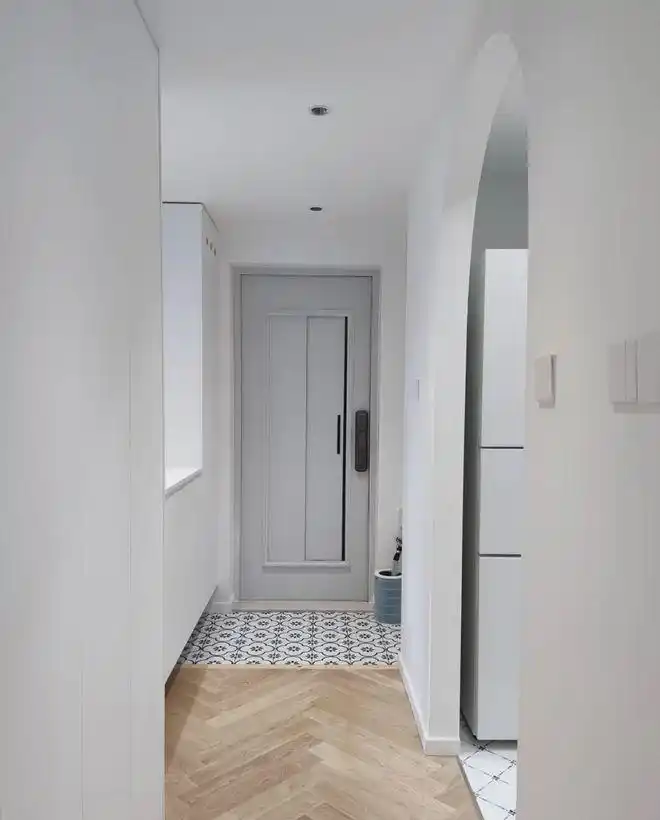 85平现代简约实用三室两卫,整个公共空间都融合在一起(图4) 85平方三室一厅户型图_深圳年轻夫妻家庭装修设计_深圳85平现代简约装修