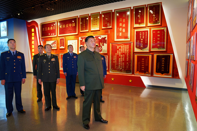 习近平在视察空降兵军时强调:全面加强练兵备战 提高空降作战能力 努力建设一支强大的现代化空降兵部队(图2) 习近平视察空降兵军_空降兵的工资是多少_全面加强练兵备战 提高空降作战能力