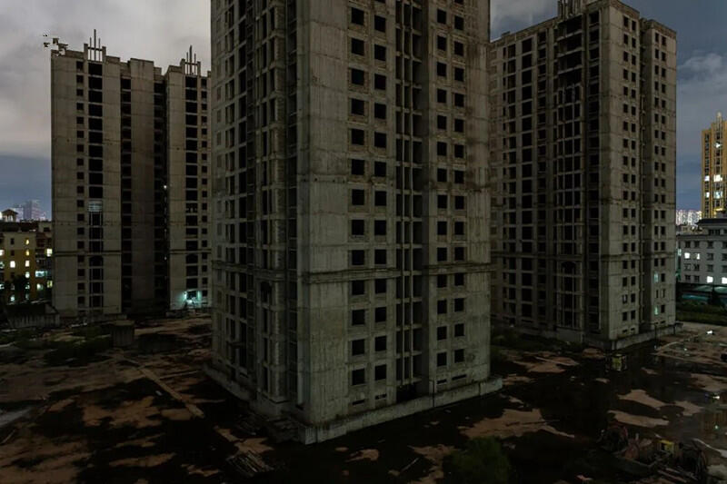 别样幸福城的寄居者：摆摊打工花50万买房，烂尾后丈夫患癌