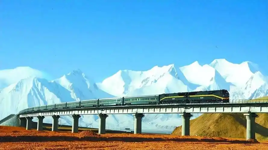 从北京到拉萨：壮丽天路的火车奇观与藏地体验