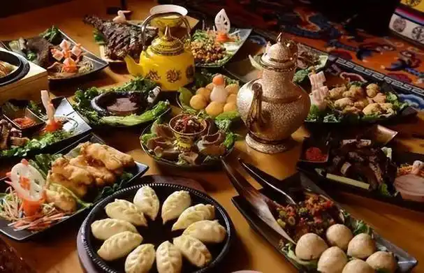 从北京到拉萨:壮丽天路的火车奇观与藏地体验(图3) 布达拉宫大昭寺罗布林卡八廓街_北京到拉萨火车z21风景_从北京到拉萨的火车旅行