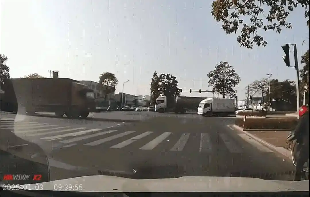 广东轿车撞翻货车后续：网传女司机，警方通报1死2伤，惨不忍睹