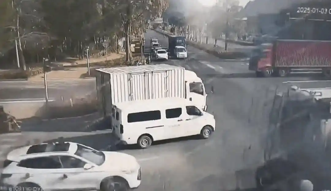 广东轿车撞翻货车后续:网传女司机,警方通报1死2伤,惨不忍睹(图2) 广东河源交通事故_白色小汽车撞翻大货车_轿车猛追尾货车