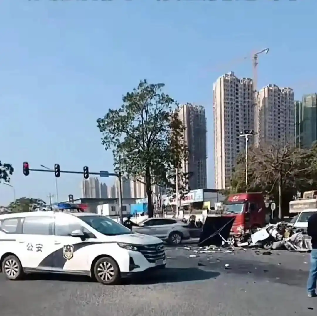广东轿车撞翻货车后续:网传女司机,警方通报1死2伤,惨不忍睹(图12) 广东河源交通事故_白色小汽车撞翻大货车_轿车猛追尾货车